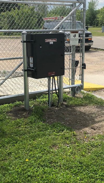 Barrière coulissante motorisée sécurisant l'accès à une propriété à Lévis.